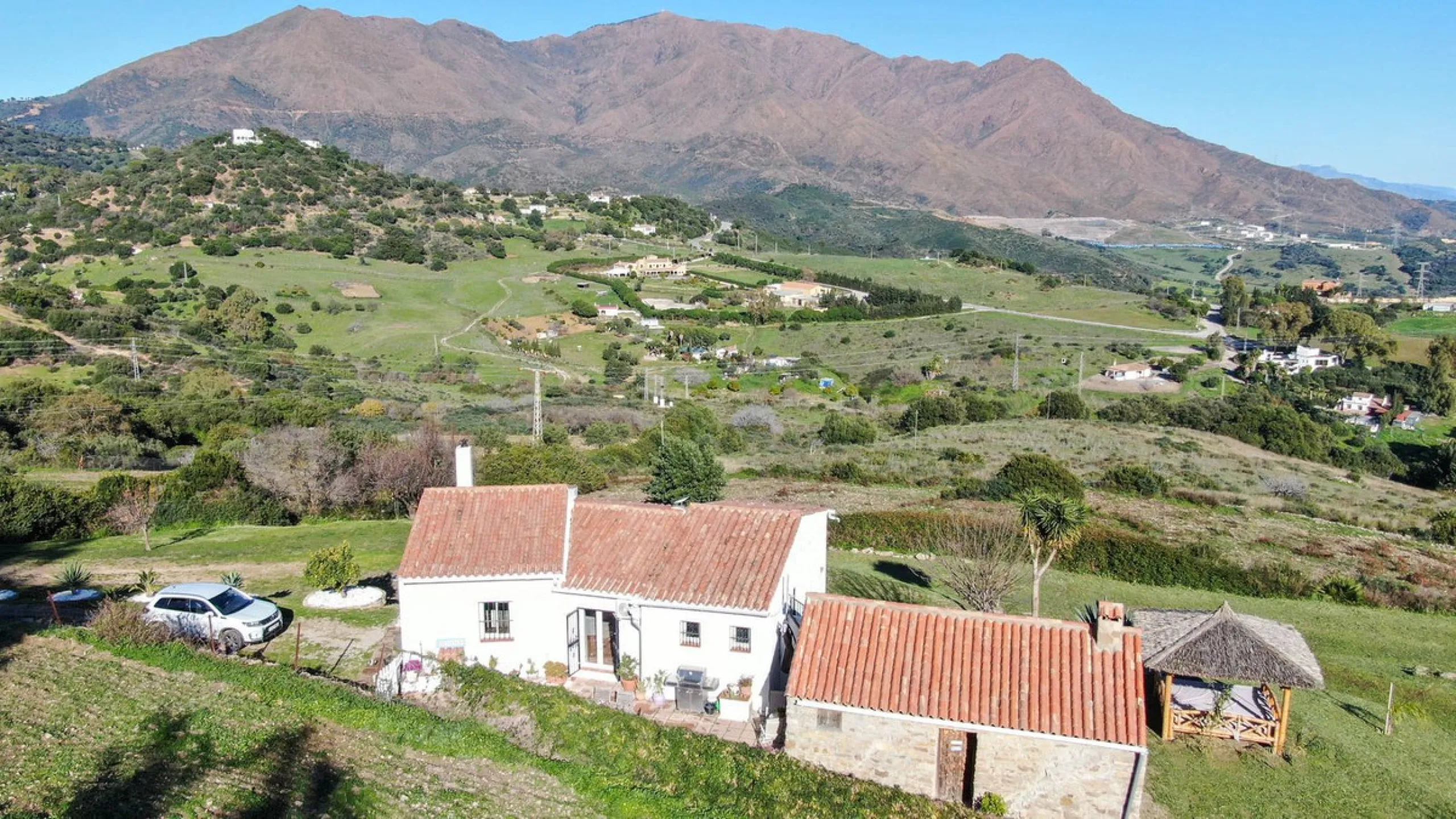 This charming finca is located on a hill in Casares, offering spectacular views of Sierra Bermeja and a natural setting perfect for disconnecting and enjoying tranquility.