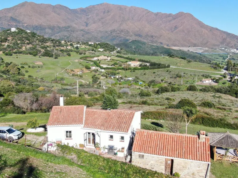 This charming finca is located on a hill in Casares, offering spectacular views of Sierra Bermeja and a natural setting perfect for disconnecting and enjoying tranquility.