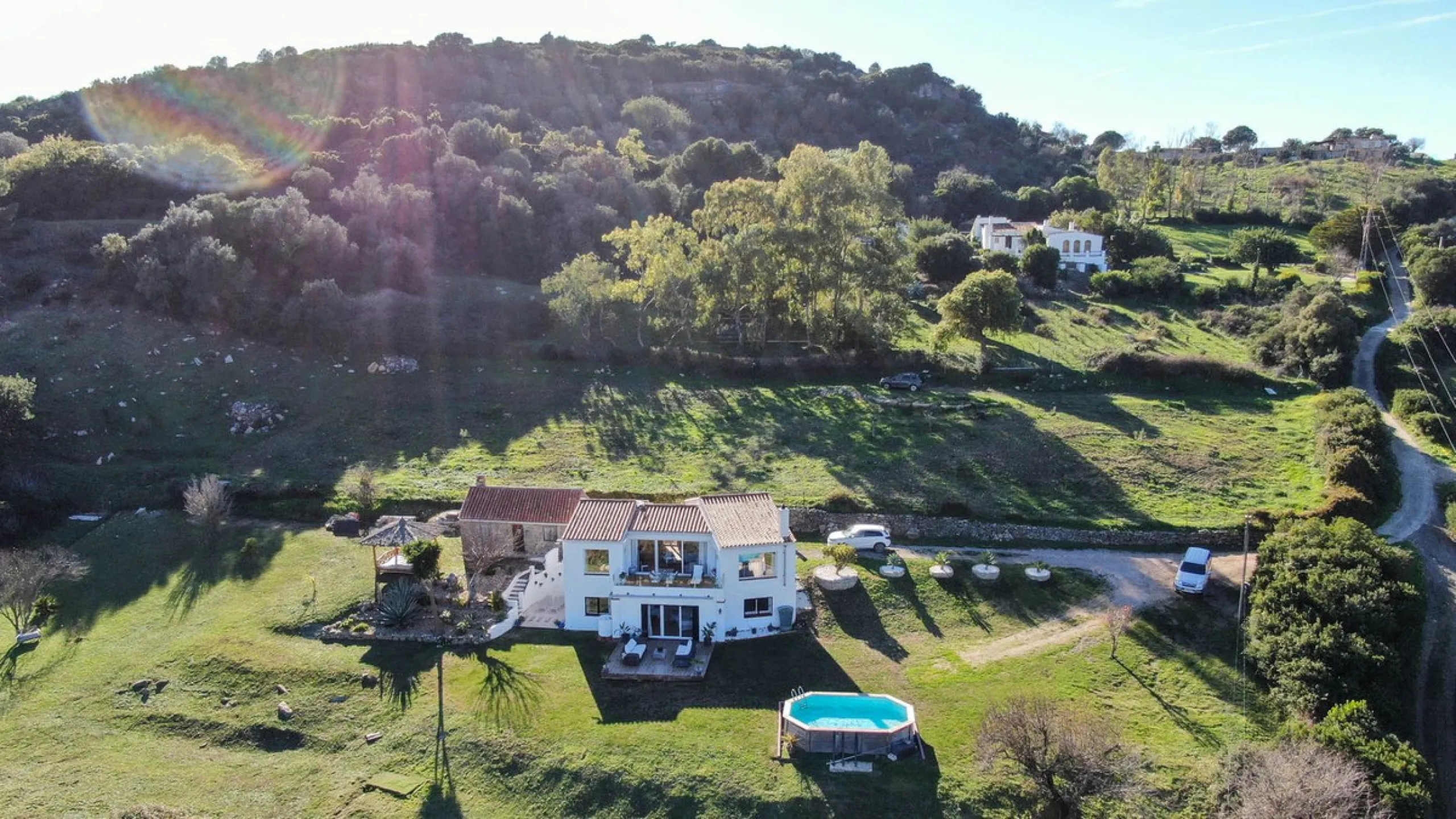 This charming finca is located on a hill in Casares, offering spectacular views of Sierra Bermeja and a natural setting perfect for disconnecting and enjoying tranquility.