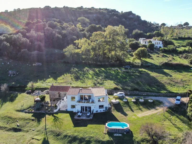 This charming finca is located on a hill in Casares, offering spectacular views of Sierra Bermeja and a natural setting perfect for disconnecting and enjoying tranquility.