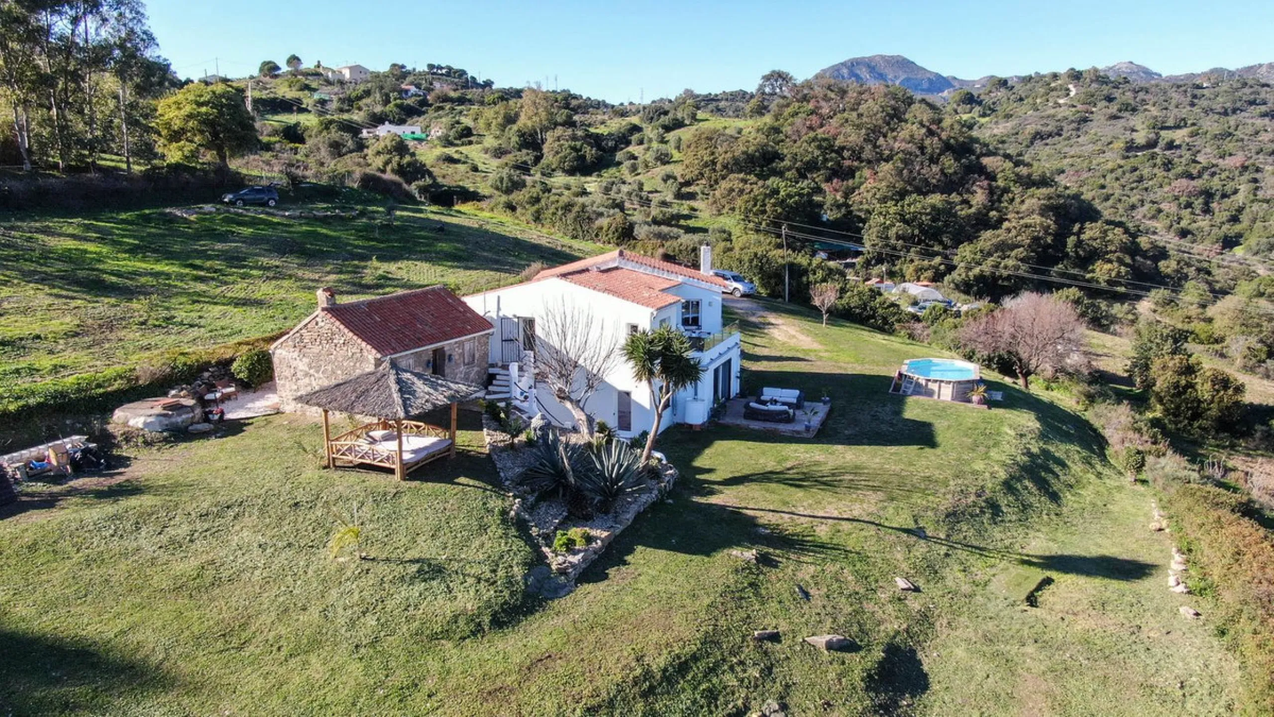 This charming finca is located on a hill in Casares, offering spectacular views of Sierra Bermeja and a natural setting perfect for disconnecting and enjoying tranquility.