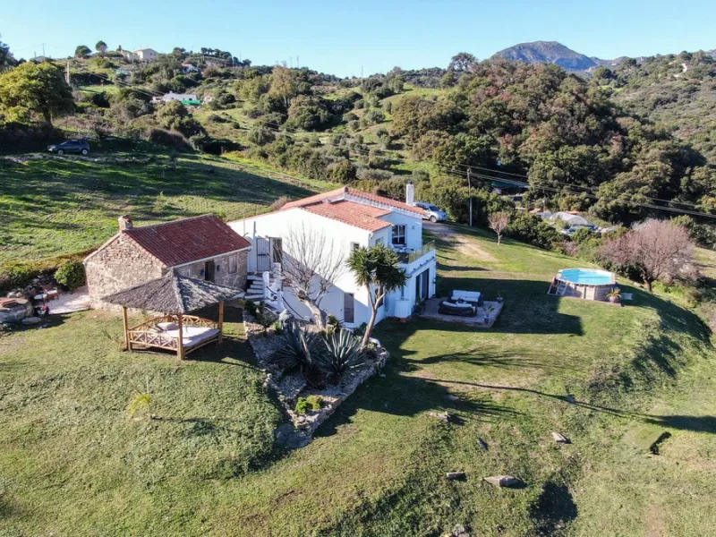 This charming finca is located on a hill in Casares, offering spectacular views of Sierra Bermeja and a natural setting perfect for disconnecting and enjoying tranquility.