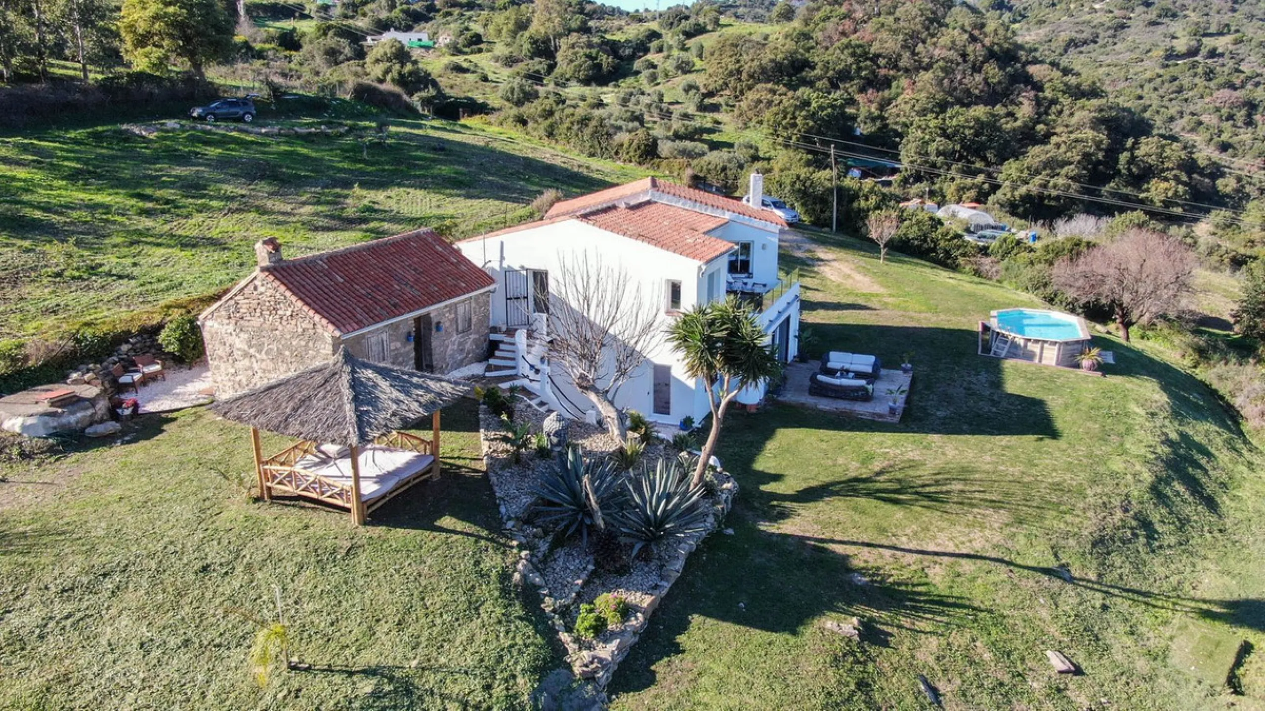This charming finca is located on a hill in Casares, offering spectacular views of Sierra Bermeja and a natural setting perfect for disconnecting and enjoying tranquility.