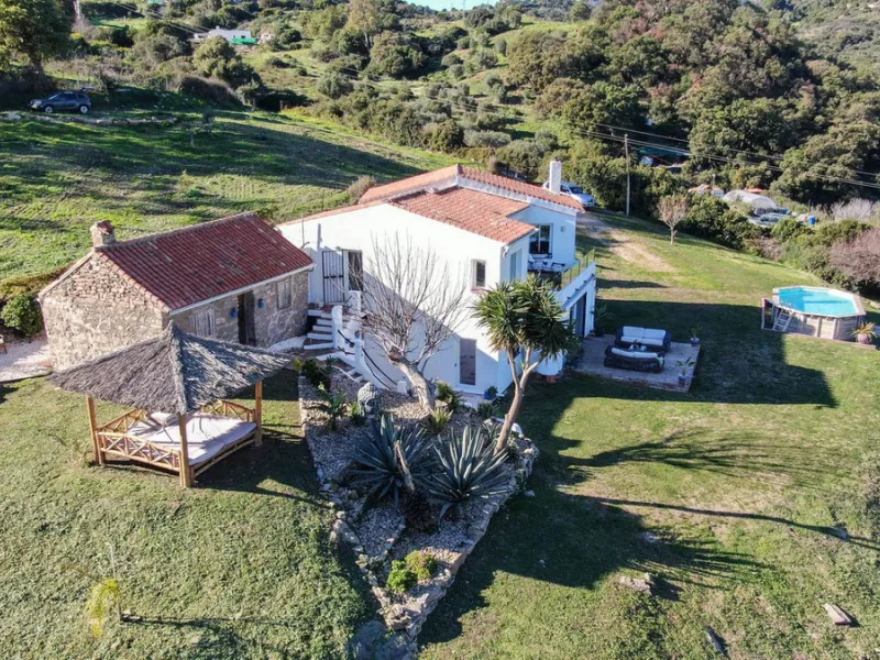 This charming finca is located on a hill in Casares, offering spectacular views of Sierra Bermeja and a natural setting perfect for disconnecting and enjoying tranquility.