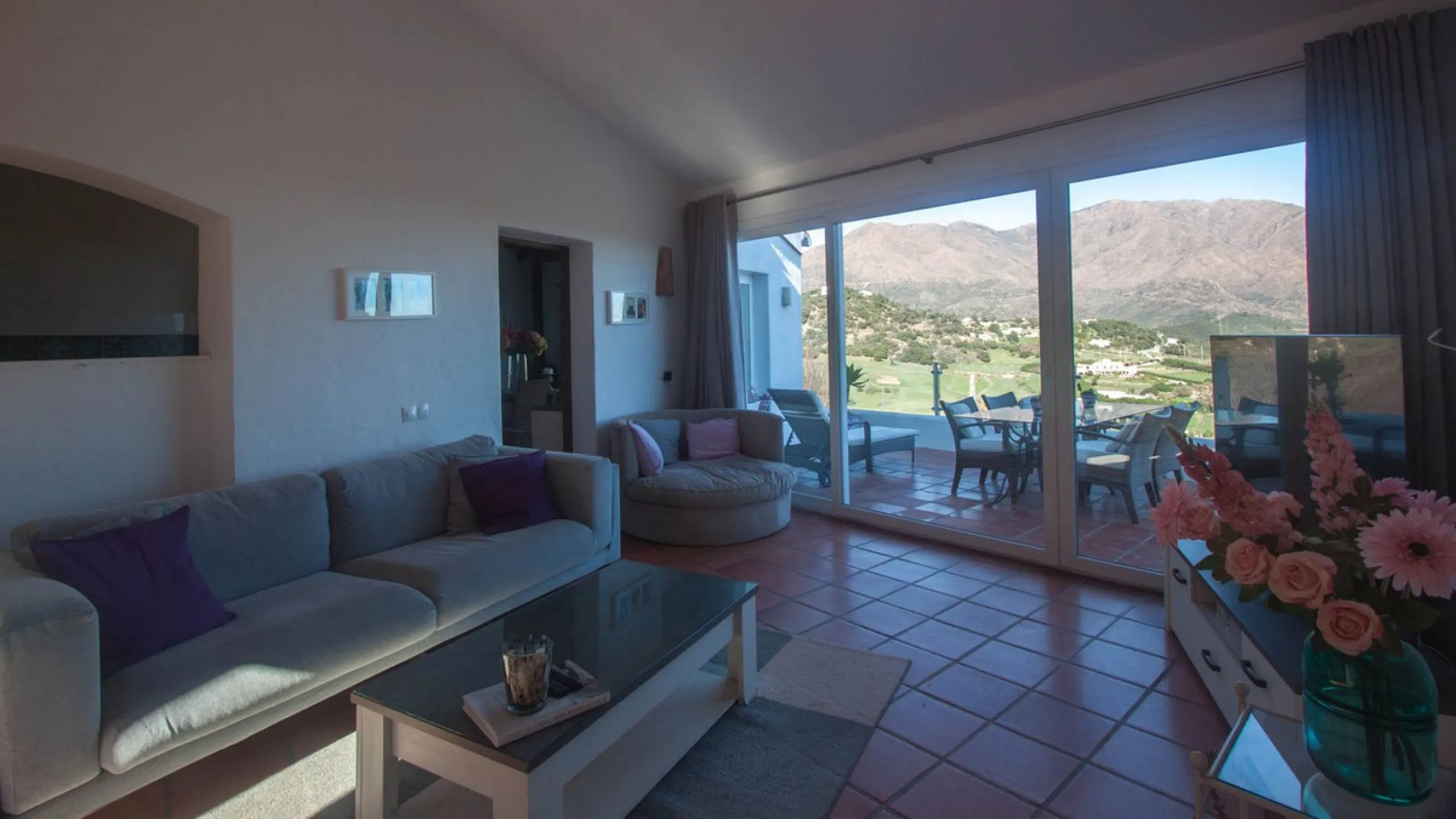 This charming finca is located on a hill in Casares, offering spectacular views of Sierra Bermeja and a natural setting perfect for disconnecting and enjoying tranquility.