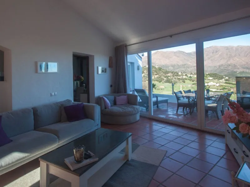 This charming finca is located on a hill in Casares, offering spectacular views of Sierra Bermeja and a natural setting perfect for disconnecting and enjoying tranquility.