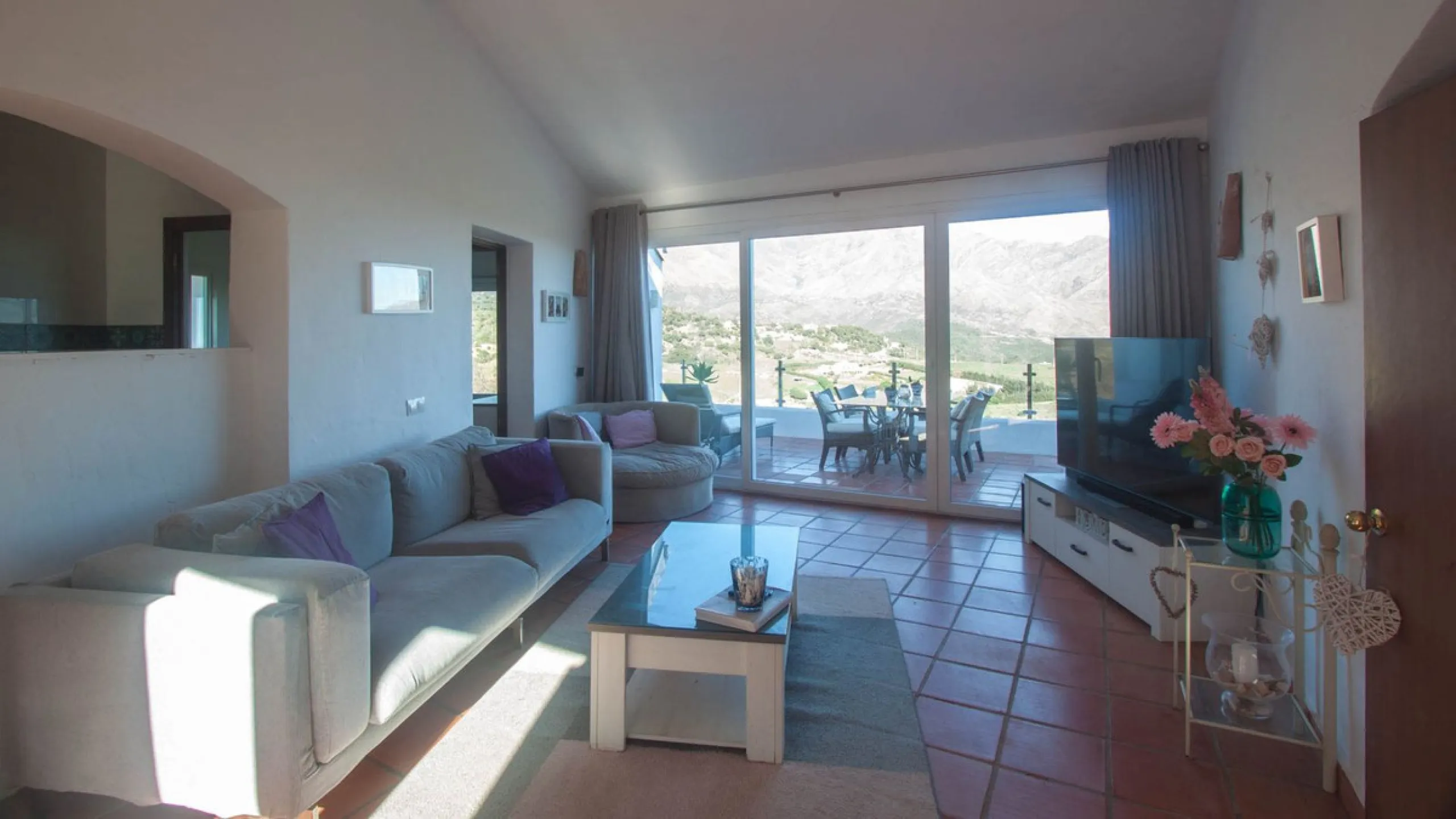 This charming finca is located on a hill in Casares, offering spectacular views of Sierra Bermeja and a natural setting perfect for disconnecting and enjoying tranquility.