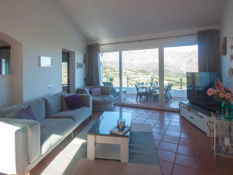 This charming finca is located on a hill in Casares, offering spectacular views of Sierra Bermeja and a natural setting perfect for disconnecting and enjoying tranquility.