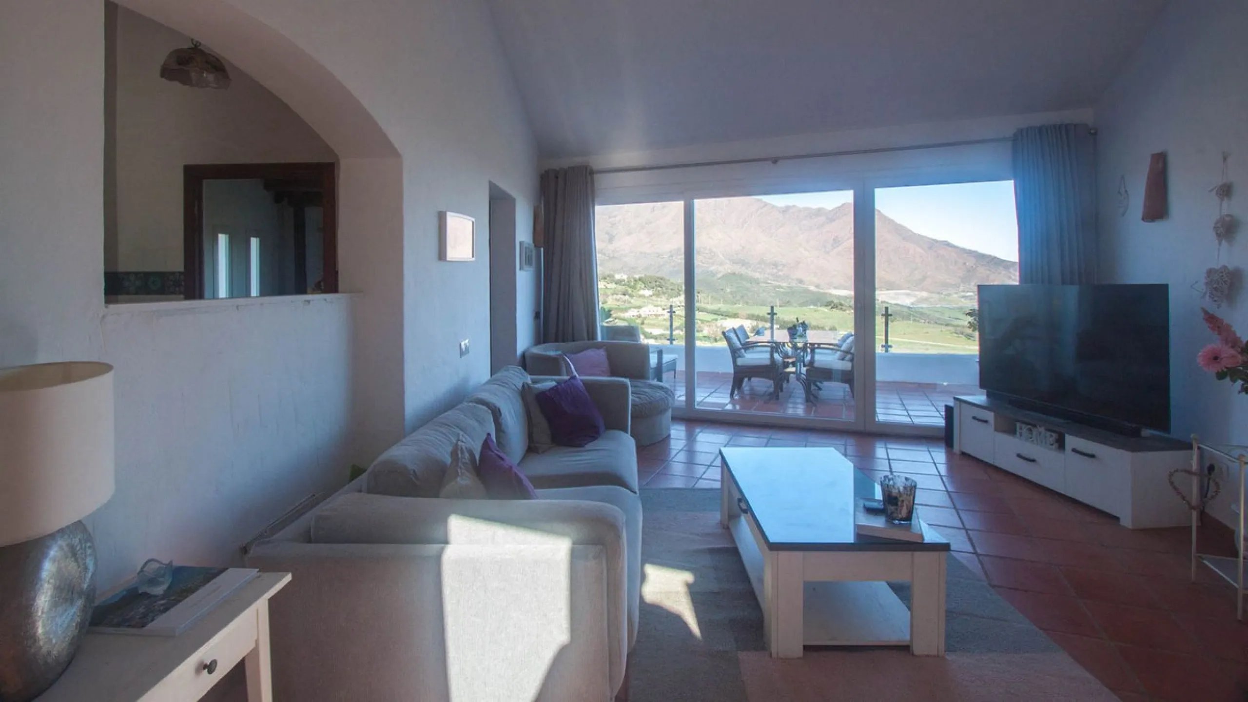 This charming finca is located on a hill in Casares, offering spectacular views of Sierra Bermeja and a natural setting perfect for disconnecting and enjoying tranquility.
