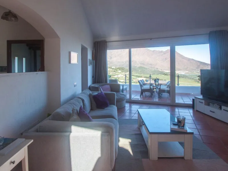 This charming finca is located on a hill in Casares, offering spectacular views of Sierra Bermeja and a natural setting perfect for disconnecting and enjoying tranquility.