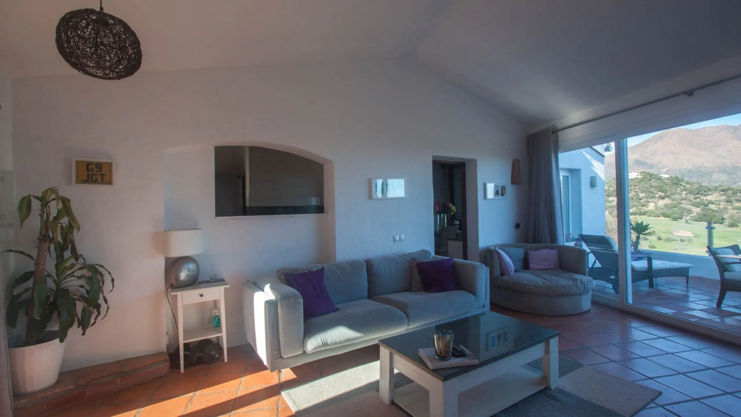 This charming finca is located on a hill in Casares, offering spectacular views of Sierra Bermeja and a natural setting perfect for disconnecting and enjoying tranquility.
