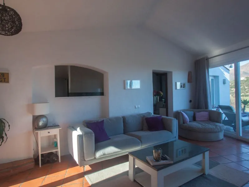 This charming finca is located on a hill in Casares, offering spectacular views of Sierra Bermeja and a natural setting perfect for disconnecting and enjoying tranquility.