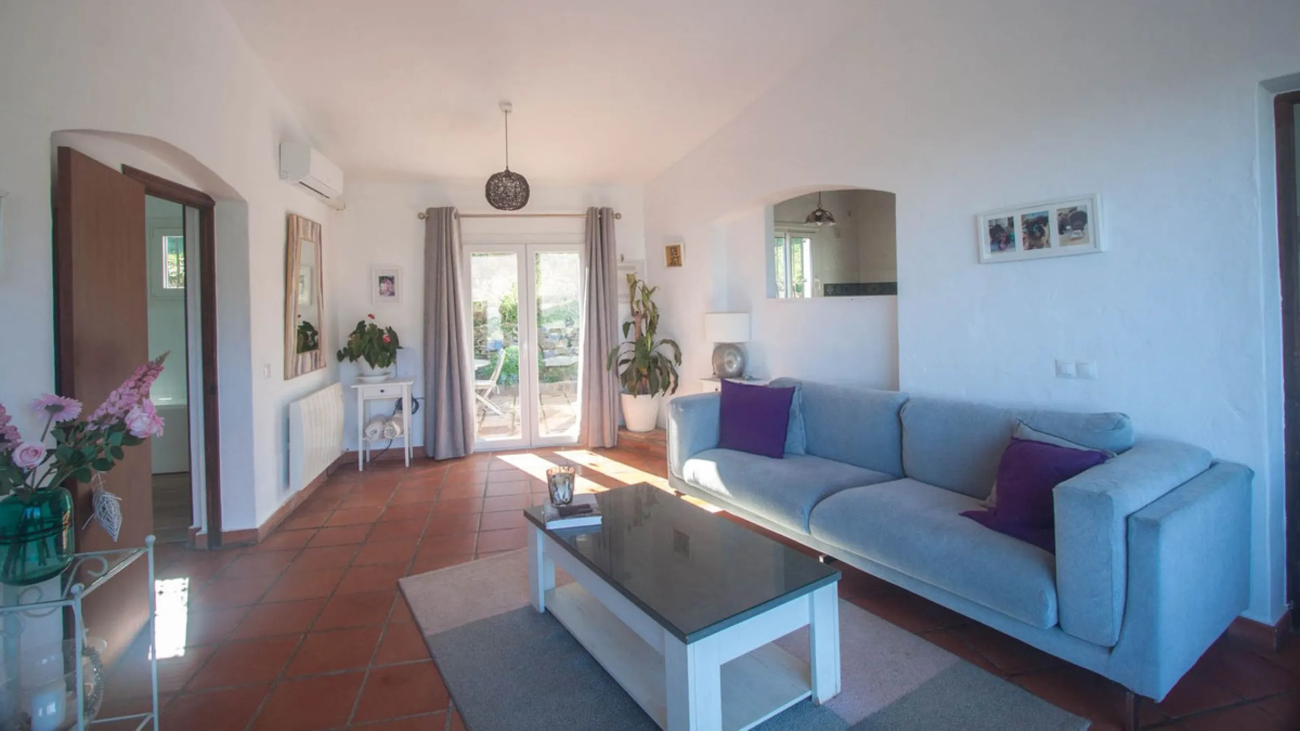 This charming finca is located on a hill in Casares, offering spectacular views of Sierra Bermeja and a natural setting perfect for disconnecting and enjoying tranquility.