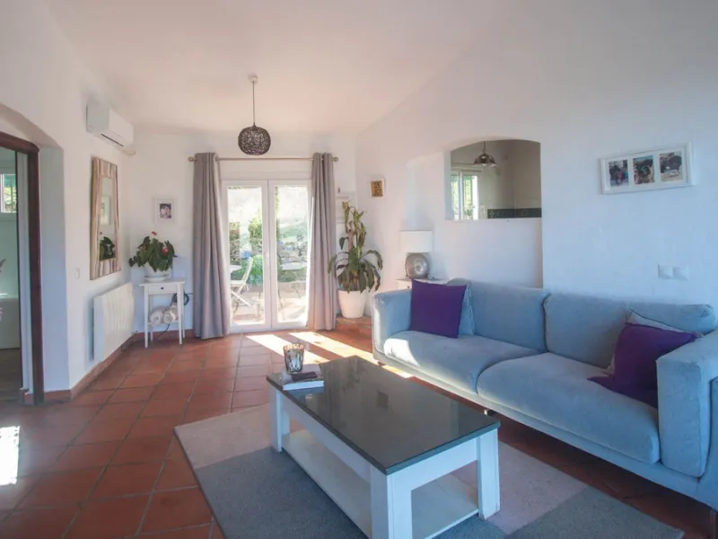 This charming finca is located on a hill in Casares, offering spectacular views of Sierra Bermeja and a natural setting perfect for disconnecting and enjoying tranquility.