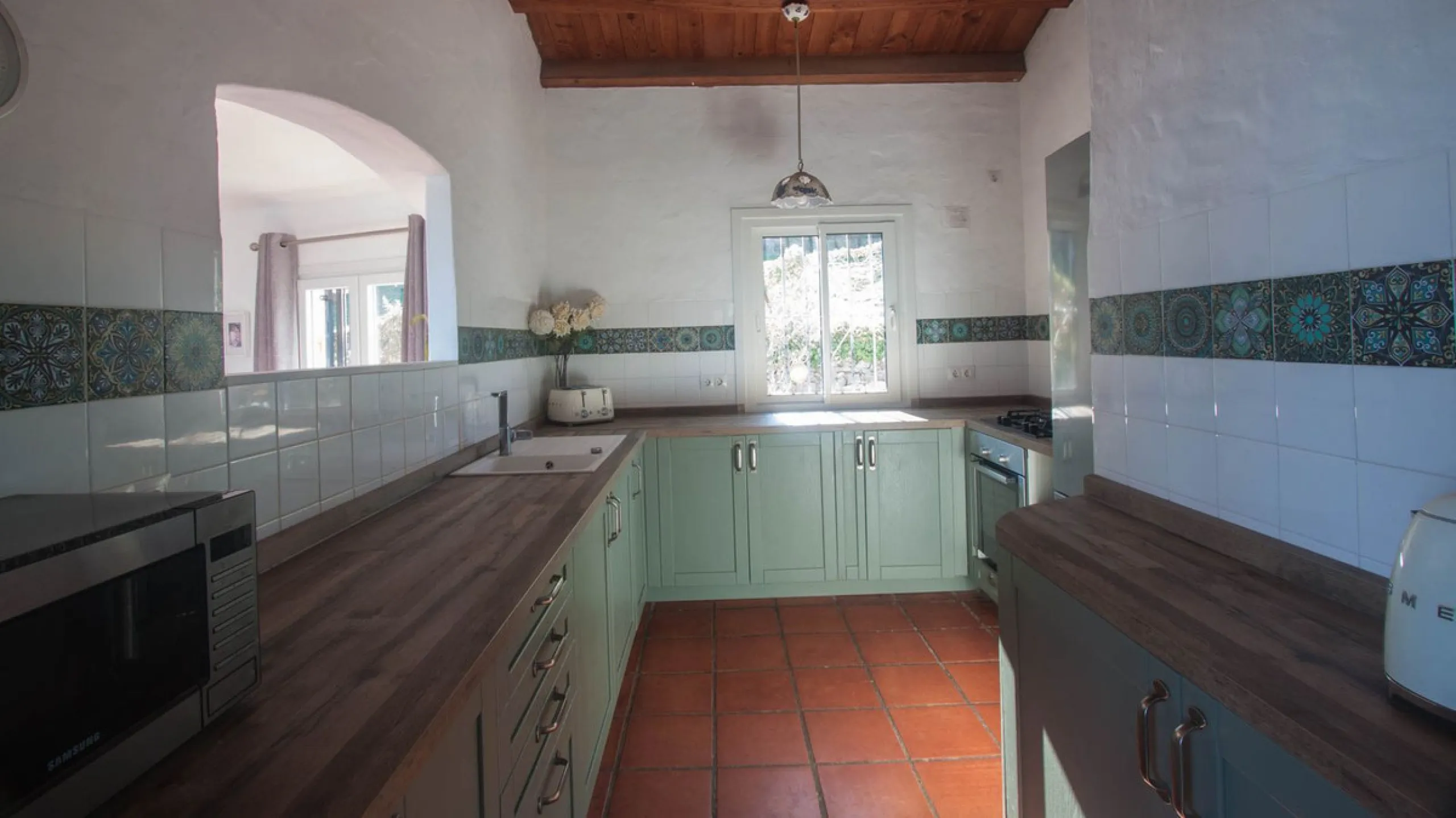 This charming finca is located on a hill in Casares, offering spectacular views of Sierra Bermeja and a natural setting perfect for disconnecting and enjoying tranquility.