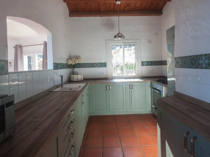This charming finca is located on a hill in Casares, offering spectacular views of Sierra Bermeja and a natural setting perfect for disconnecting and enjoying tranquility.
