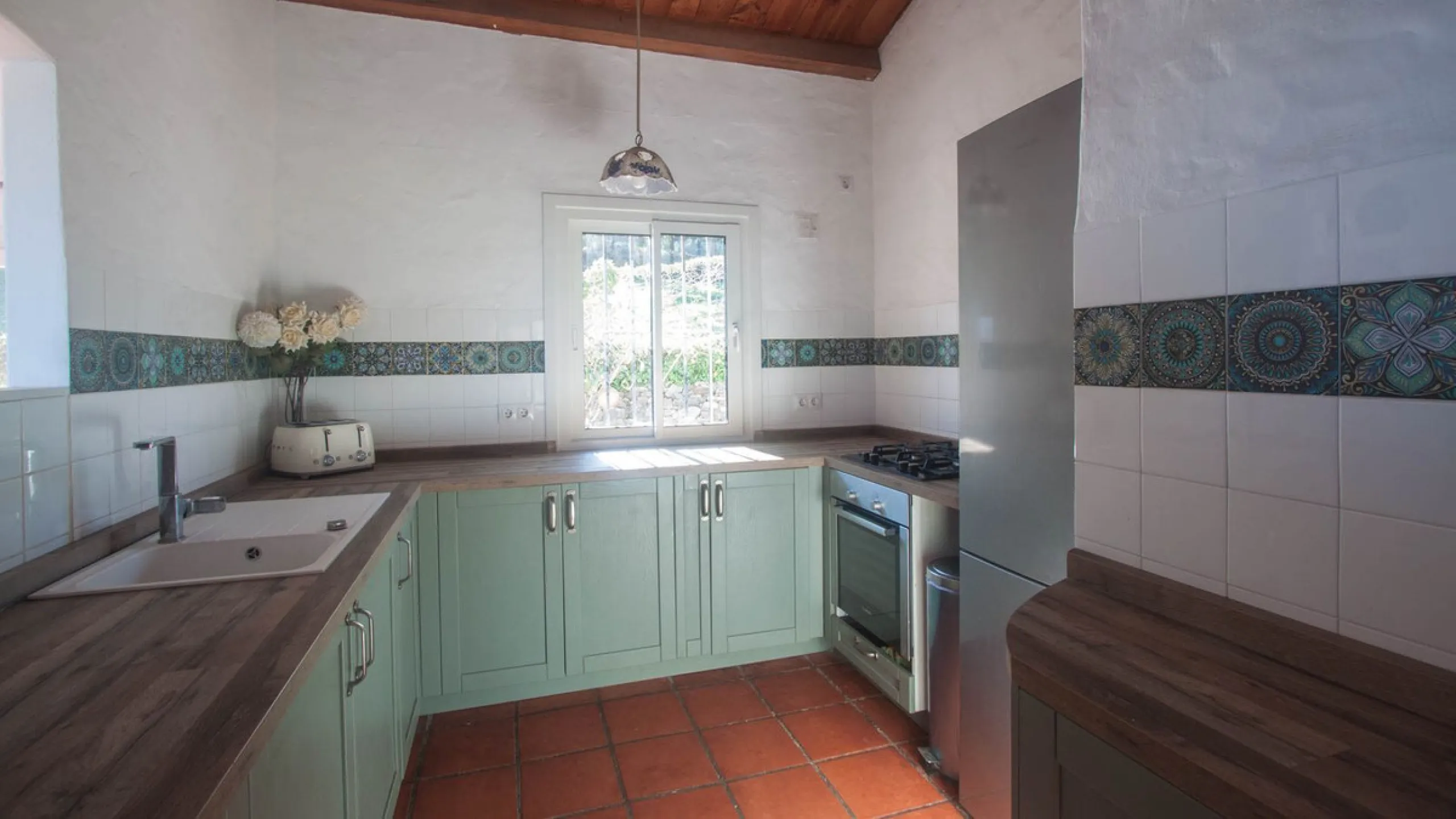 This charming finca is located on a hill in Casares, offering spectacular views of Sierra Bermeja and a natural setting perfect for disconnecting and enjoying tranquility.