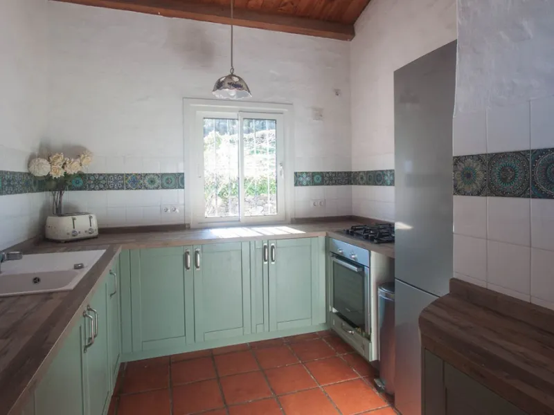 This charming finca is located on a hill in Casares, offering spectacular views of Sierra Bermeja and a natural setting perfect for disconnecting and enjoying tranquility.