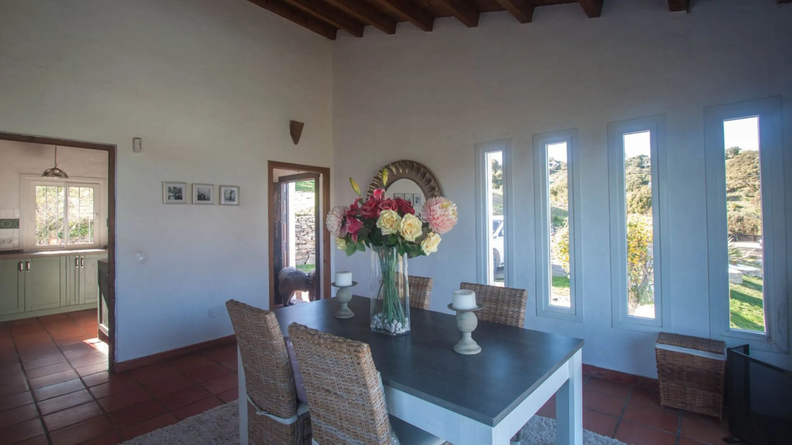 This charming finca is located on a hill in Casares, offering spectacular views of Sierra Bermeja and a natural setting perfect for disconnecting and enjoying tranquility.