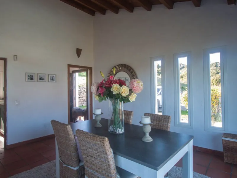 This charming finca is located on a hill in Casares, offering spectacular views of Sierra Bermeja and a natural setting perfect for disconnecting and enjoying tranquility.