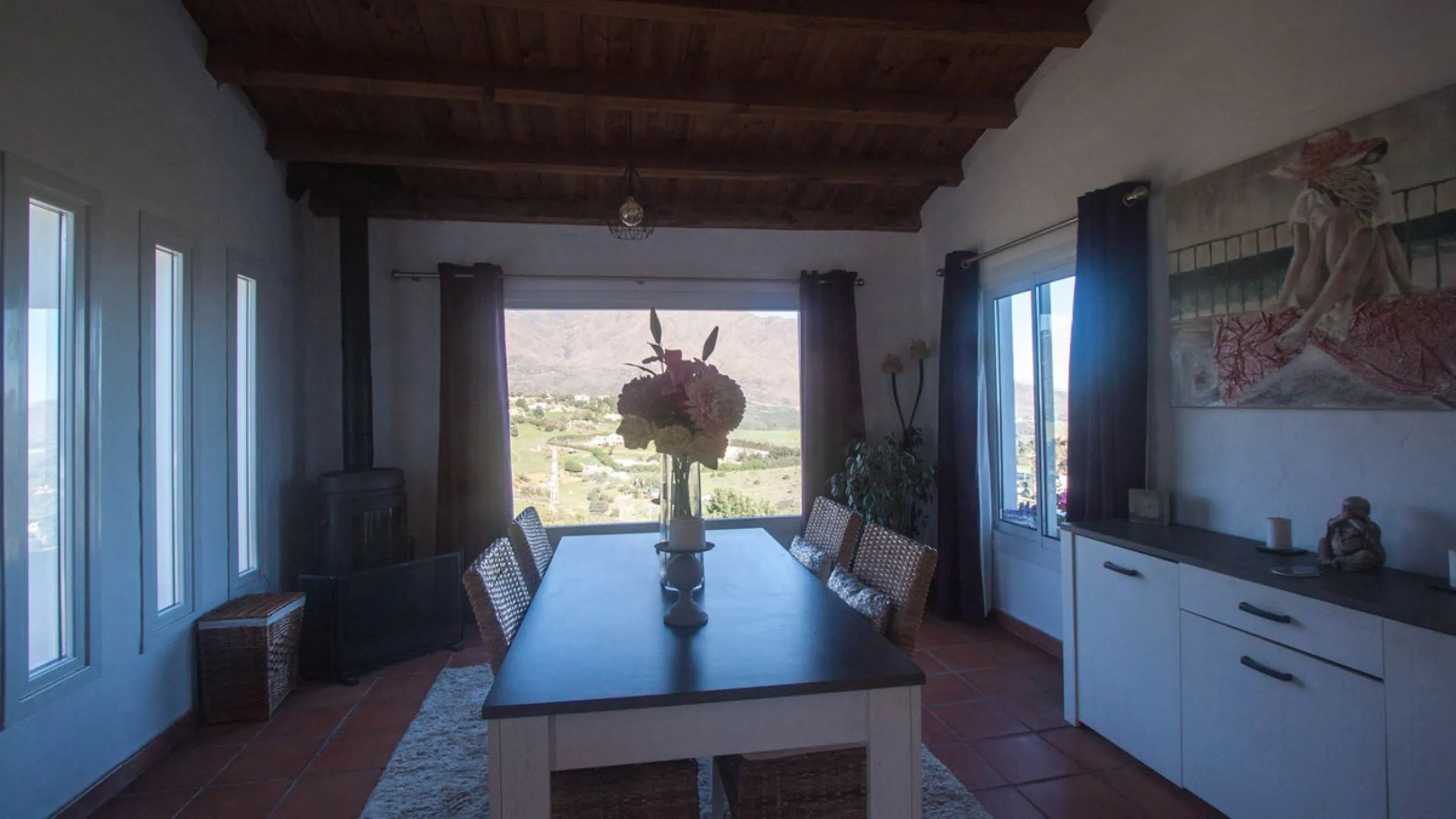 This charming finca is located on a hill in Casares, offering spectacular views of Sierra Bermeja and a natural setting perfect for disconnecting and enjoying tranquility.
