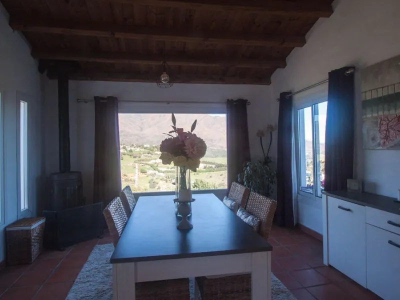 This charming finca is located on a hill in Casares, offering spectacular views of Sierra Bermeja and a natural setting perfect for disconnecting and enjoying tranquility.