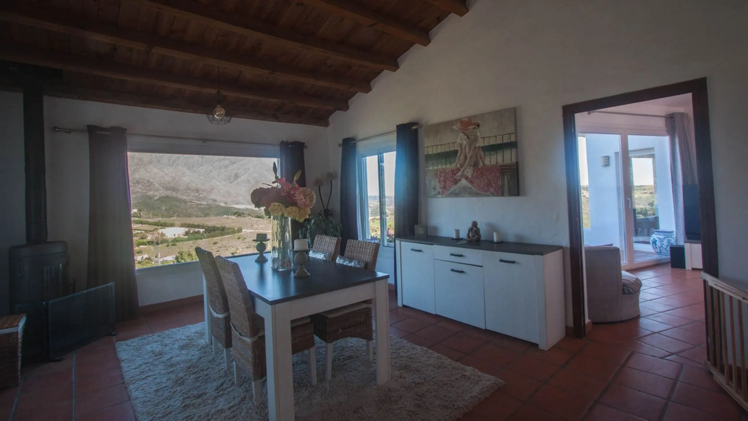 This charming finca is located on a hill in Casares, offering spectacular views of Sierra Bermeja and a natural setting perfect for disconnecting and enjoying tranquility.