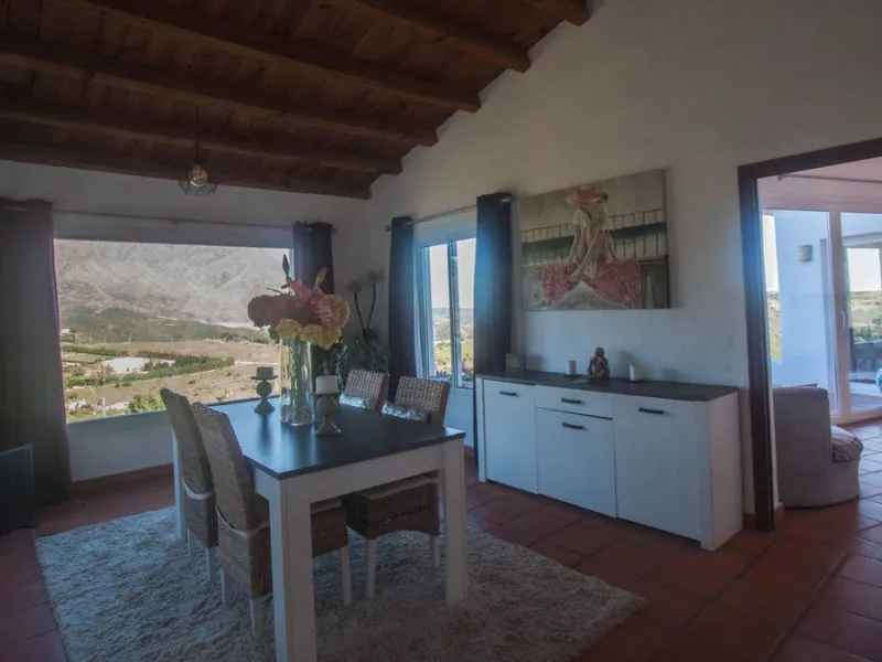 This charming finca is located on a hill in Casares, offering spectacular views of Sierra Bermeja and a natural setting perfect for disconnecting and enjoying tranquility.