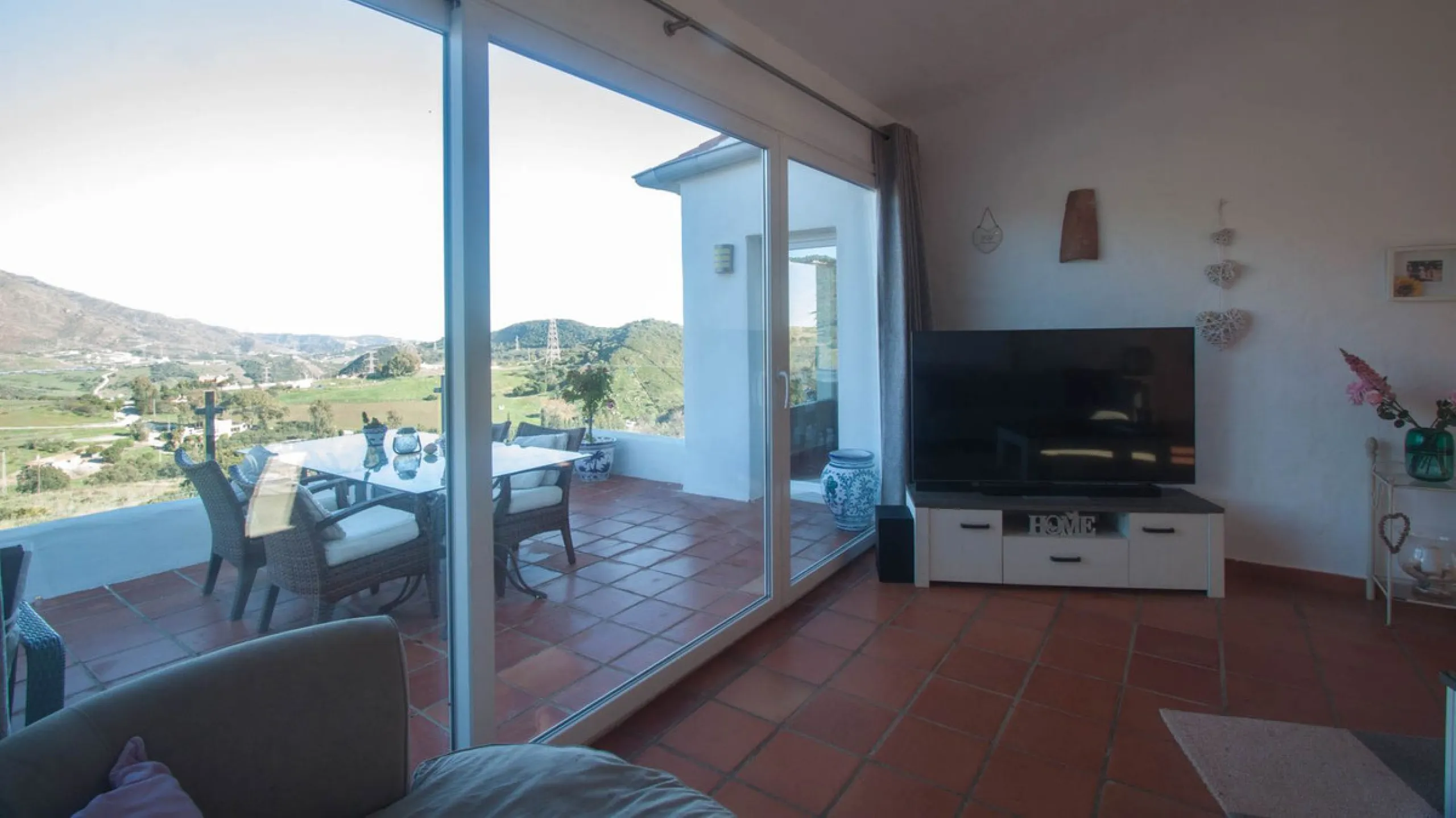 This charming finca is located on a hill in Casares, offering spectacular views of Sierra Bermeja and a natural setting perfect for disconnecting and enjoying tranquility.