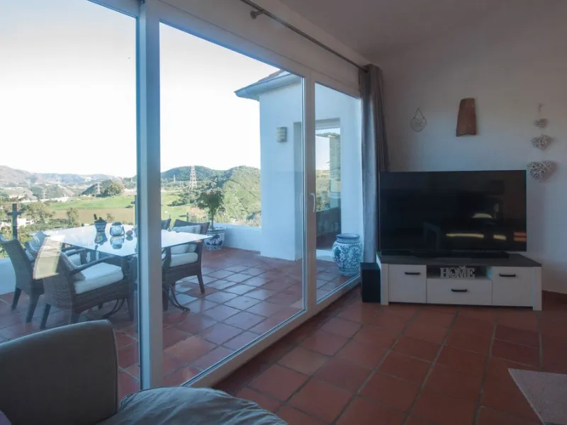 This charming finca is located on a hill in Casares, offering spectacular views of Sierra Bermeja and a natural setting perfect for disconnecting and enjoying tranquility.
