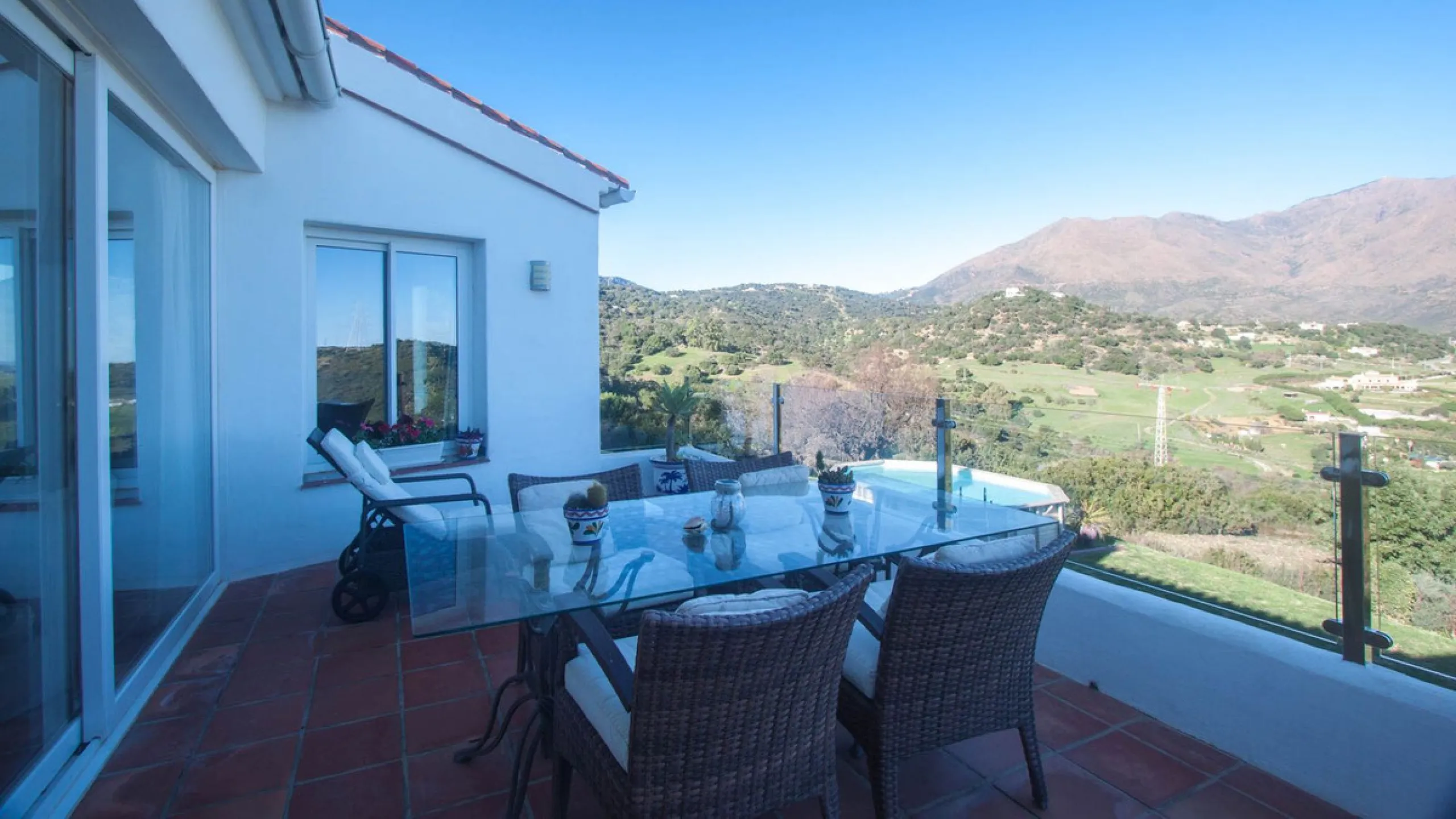 This charming finca is located on a hill in Casares, offering spectacular views of Sierra Bermeja and a natural setting perfect for disconnecting and enjoying tranquility.