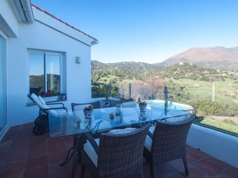 This charming finca is located on a hill in Casares, offering spectacular views of Sierra Bermeja and a natural setting perfect for disconnecting and enjoying tranquility.
