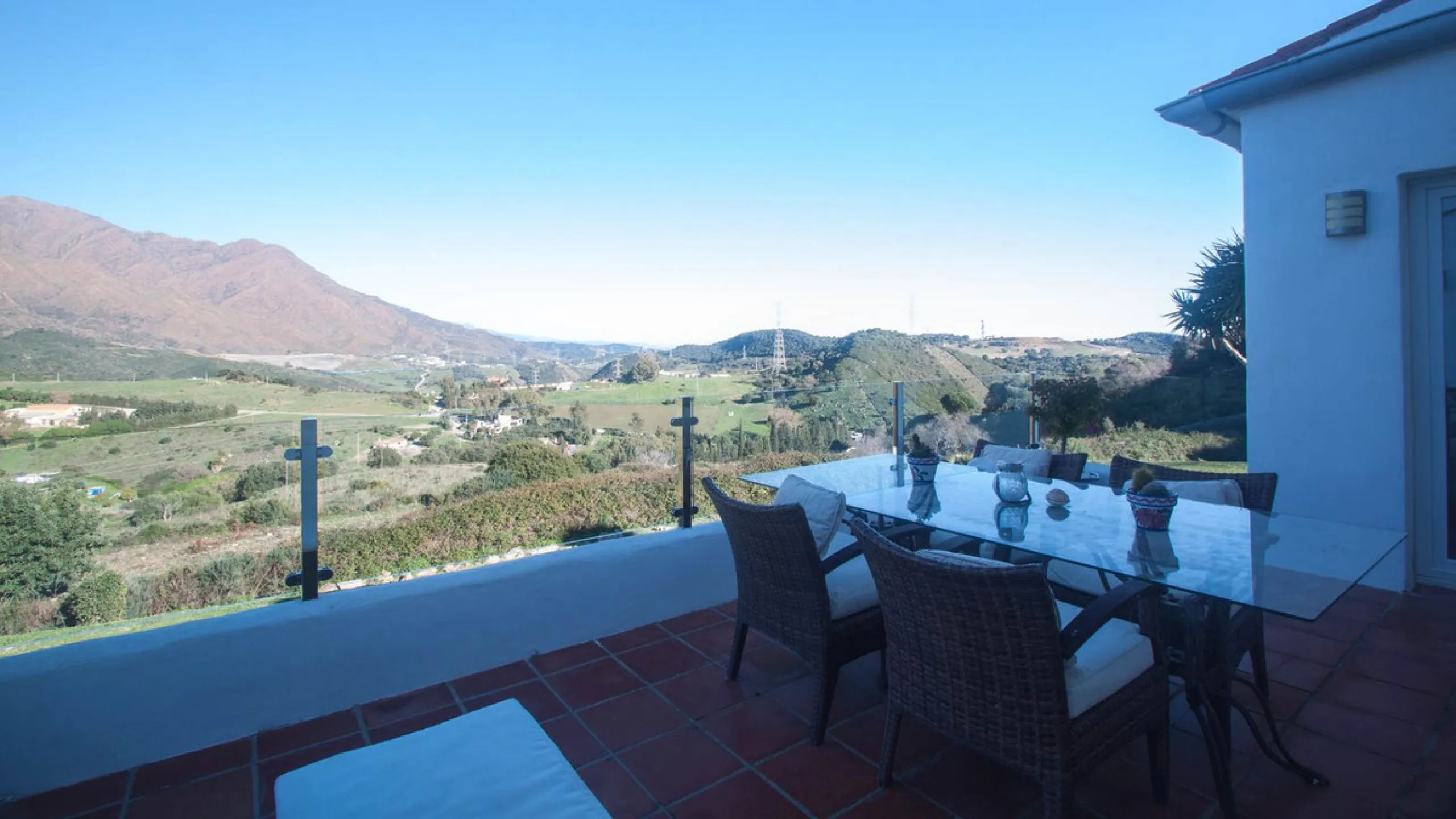 This charming finca is located on a hill in Casares, offering spectacular views of Sierra Bermeja and a natural setting perfect for disconnecting and enjoying tranquility.