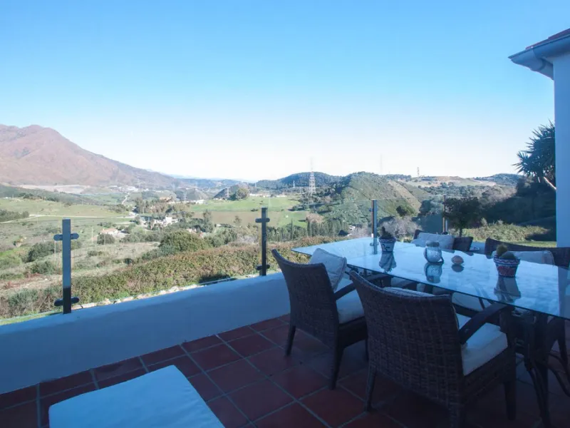 This charming finca is located on a hill in Casares, offering spectacular views of Sierra Bermeja and a natural setting perfect for disconnecting and enjoying tranquility.