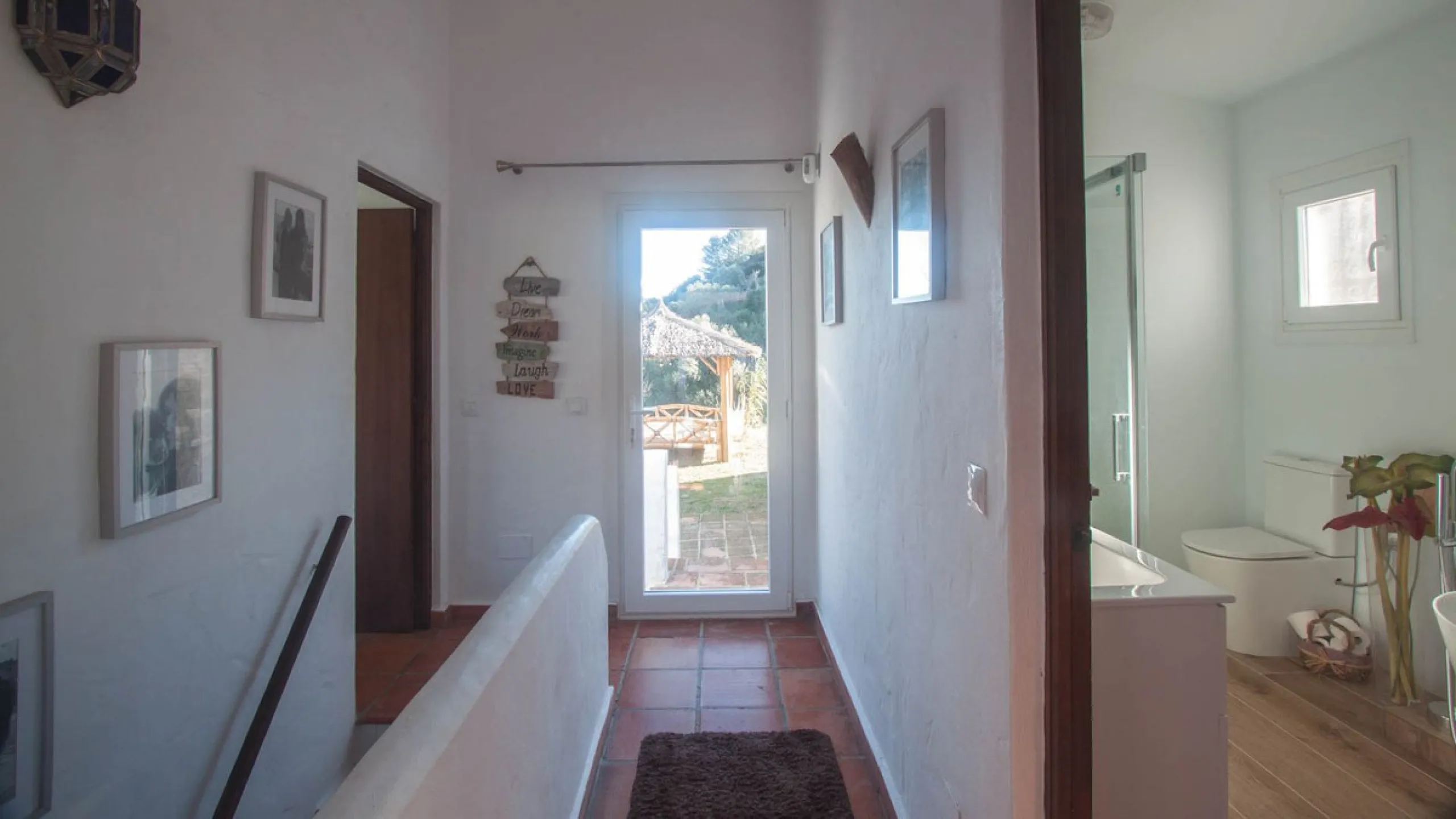 This charming finca is located on a hill in Casares, offering spectacular views of Sierra Bermeja and a natural setting perfect for disconnecting and enjoying tranquility.