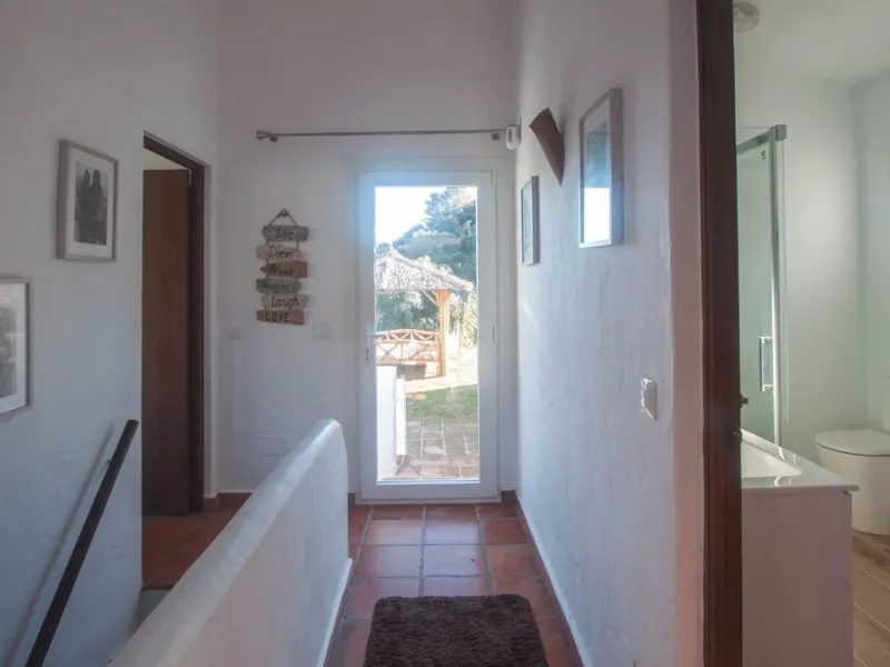 This charming finca is located on a hill in Casares, offering spectacular views of Sierra Bermeja and a natural setting perfect for disconnecting and enjoying tranquility.