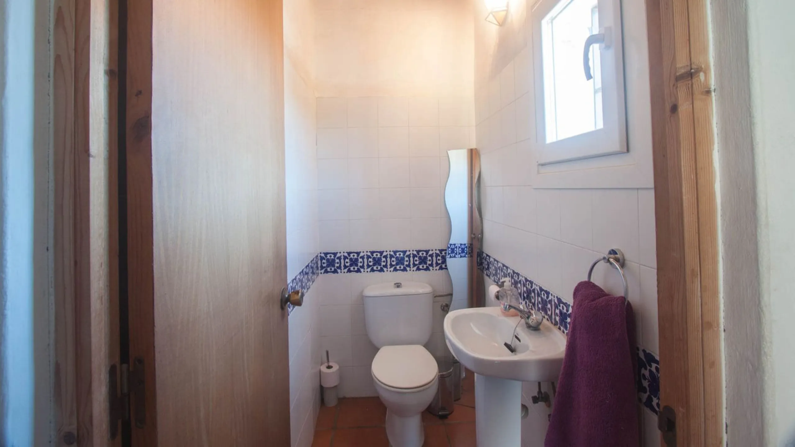 This charming finca is located on a hill in Casares, offering spectacular views of Sierra Bermeja and a natural setting perfect for disconnecting and enjoying tranquility.