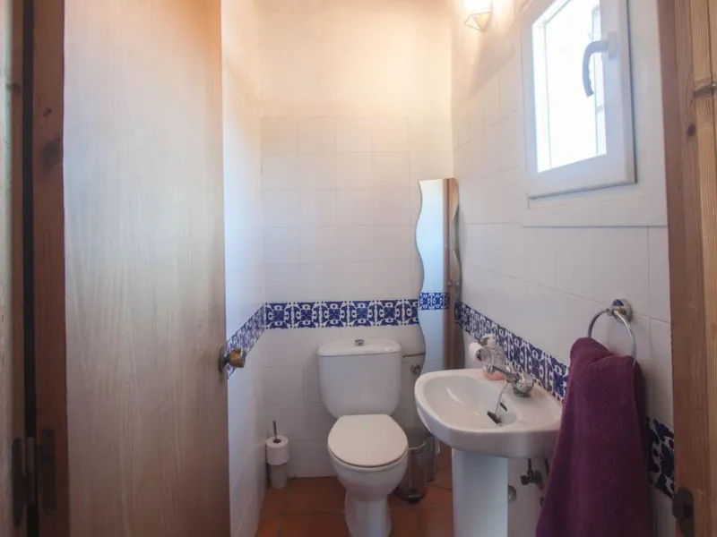 This charming finca is located on a hill in Casares, offering spectacular views of Sierra Bermeja and a natural setting perfect for disconnecting and enjoying tranquility.