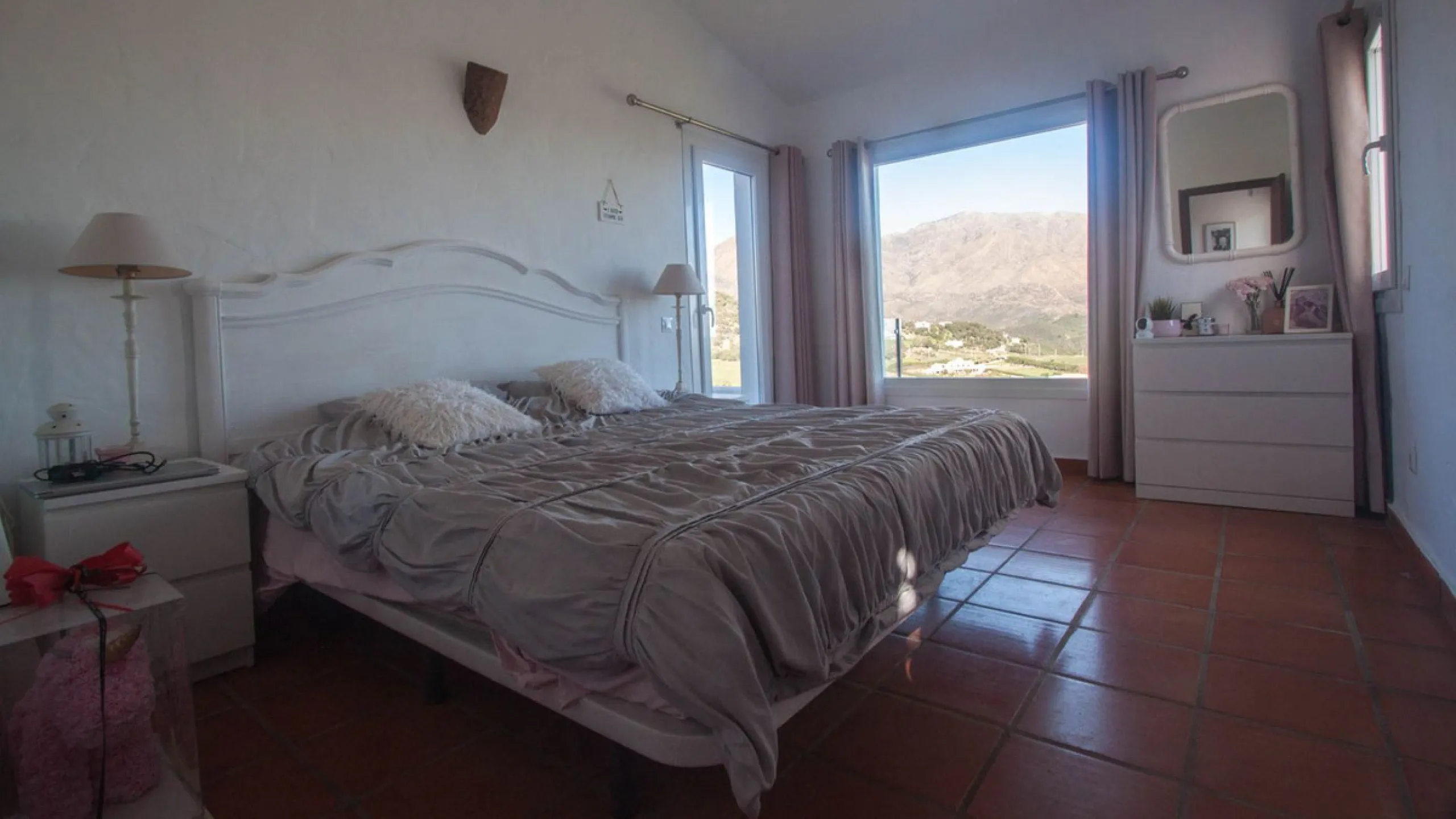 This charming finca is located on a hill in Casares, offering spectacular views of Sierra Bermeja and a natural setting perfect for disconnecting and enjoying tranquility.
