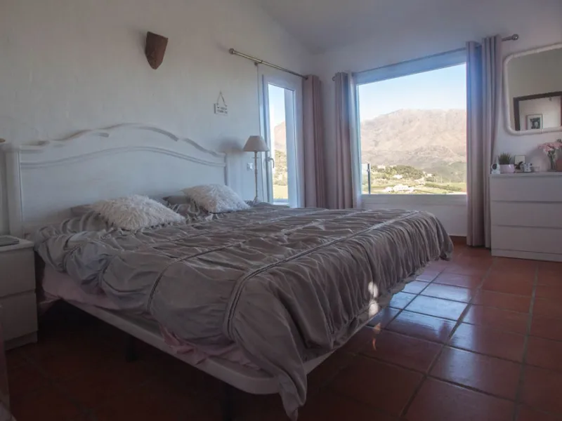 This charming finca is located on a hill in Casares, offering spectacular views of Sierra Bermeja and a natural setting perfect for disconnecting and enjoying tranquility.
