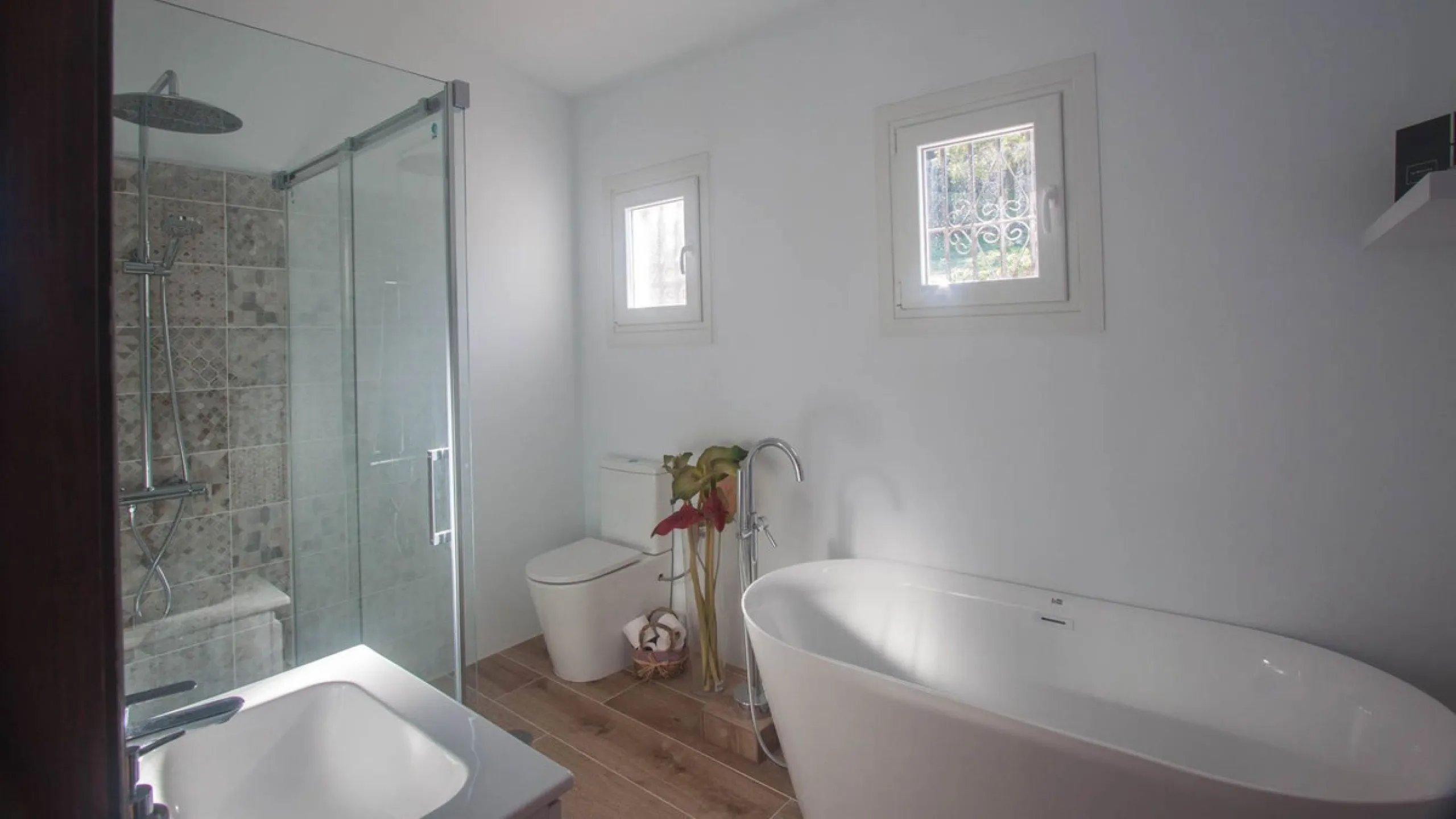 This charming finca is located on a hill in Casares, offering spectacular views of Sierra Bermeja and a natural setting perfect for disconnecting and enjoying tranquility.