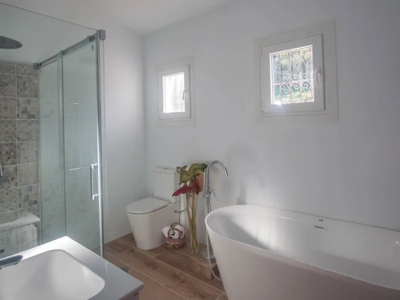 This charming finca is located on a hill in Casares, offering spectacular views of Sierra Bermeja and a natural setting perfect for disconnecting and enjoying tranquility.