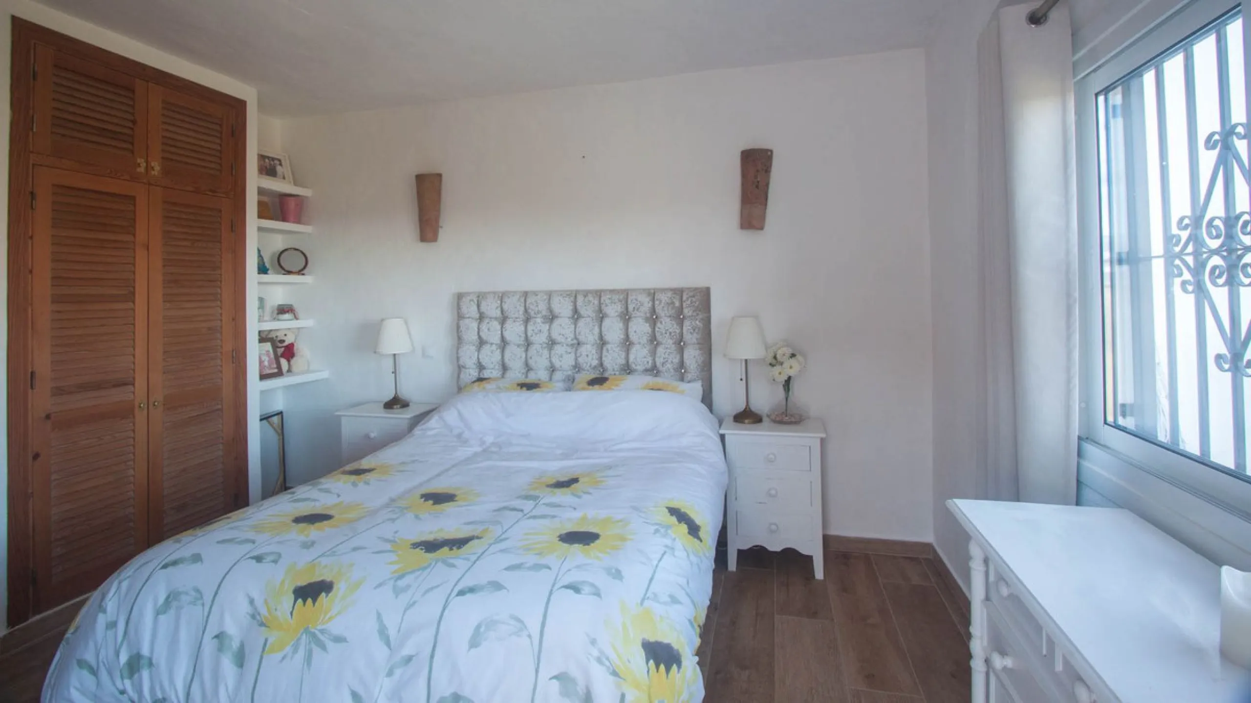 This charming finca is located on a hill in Casares, offering spectacular views of Sierra Bermeja and a natural setting perfect for disconnecting and enjoying tranquility.