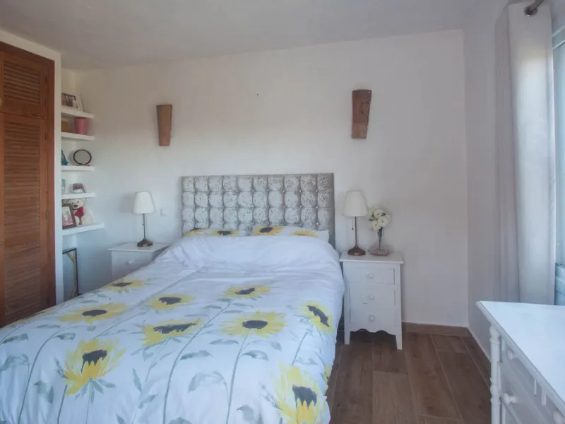This charming finca is located on a hill in Casares, offering spectacular views of Sierra Bermeja and a natural setting perfect for disconnecting and enjoying tranquility.