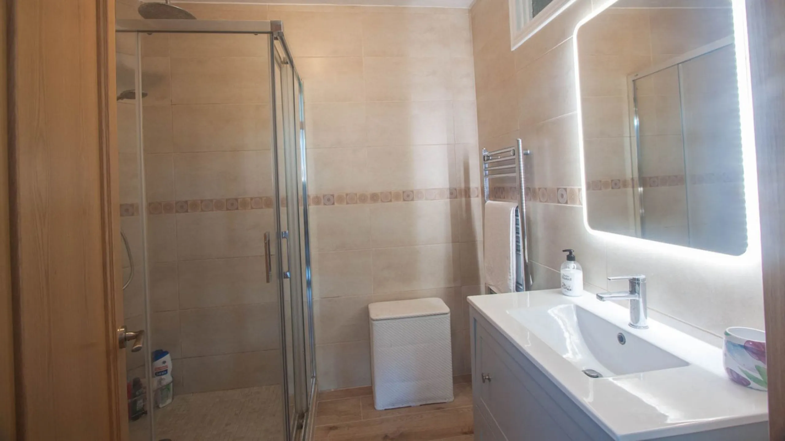 This charming finca is located on a hill in Casares, offering spectacular views of Sierra Bermeja and a natural setting perfect for disconnecting and enjoying tranquility.
