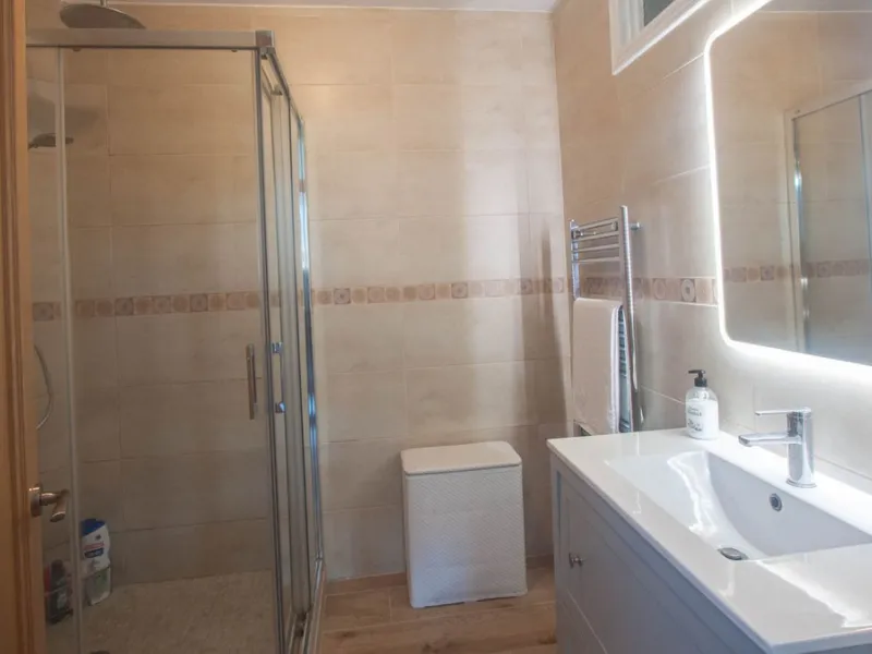 This charming finca is located on a hill in Casares, offering spectacular views of Sierra Bermeja and a natural setting perfect for disconnecting and enjoying tranquility.