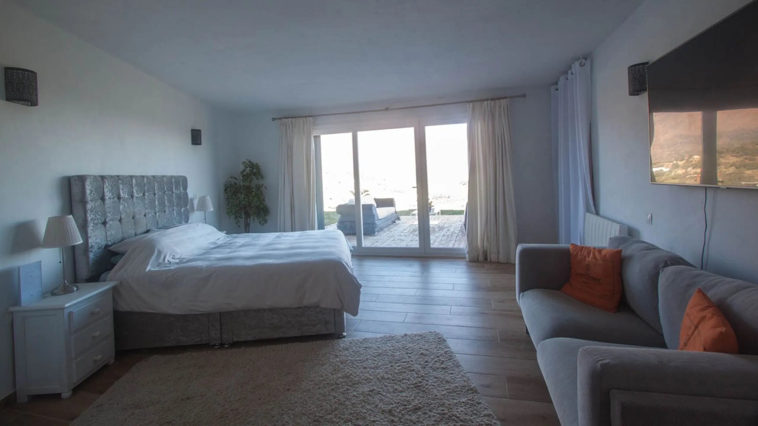 This charming finca is located on a hill in Casares, offering spectacular views of Sierra Bermeja and a natural setting perfect for disconnecting and enjoying tranquility.