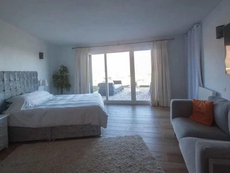 This charming finca is located on a hill in Casares, offering spectacular views of Sierra Bermeja and a natural setting perfect for disconnecting and enjoying tranquility.