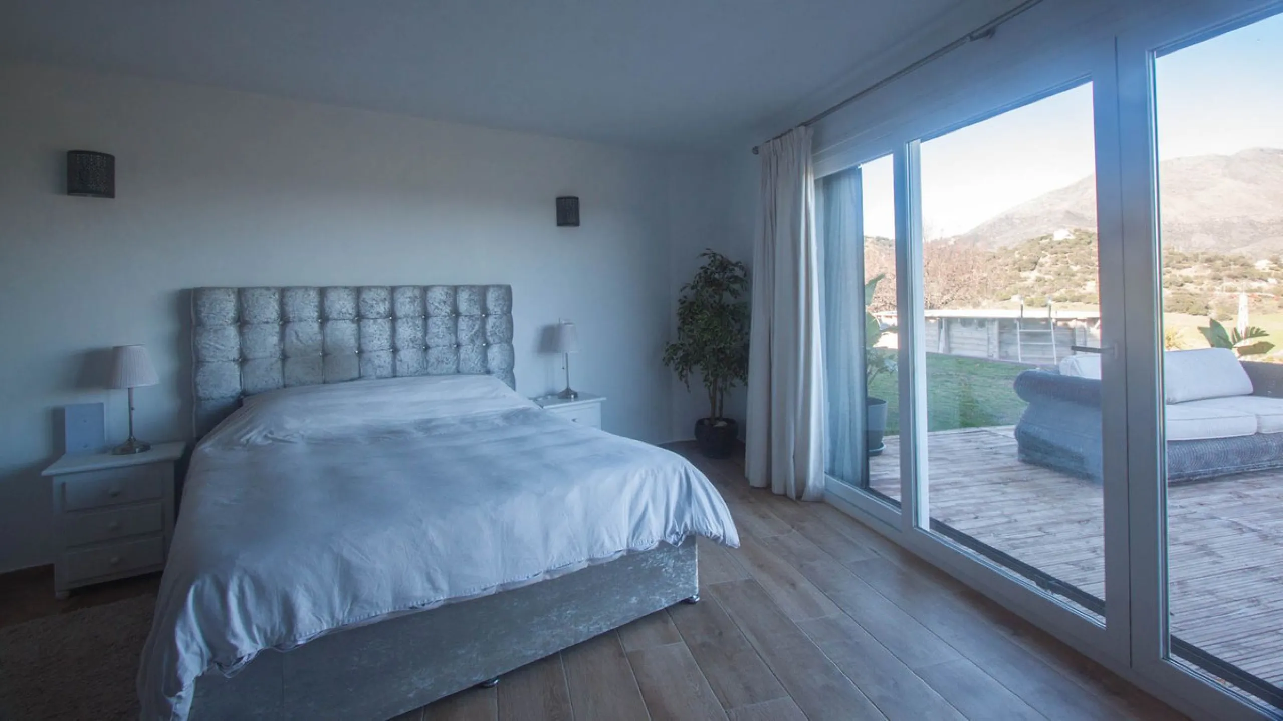 This charming finca is located on a hill in Casares, offering spectacular views of Sierra Bermeja and a natural setting perfect for disconnecting and enjoying tranquility.