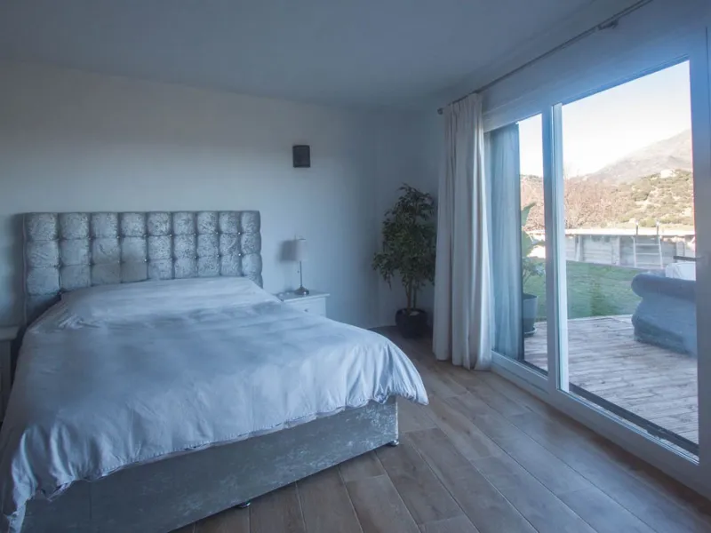 This charming finca is located on a hill in Casares, offering spectacular views of Sierra Bermeja and a natural setting perfect for disconnecting and enjoying tranquility.